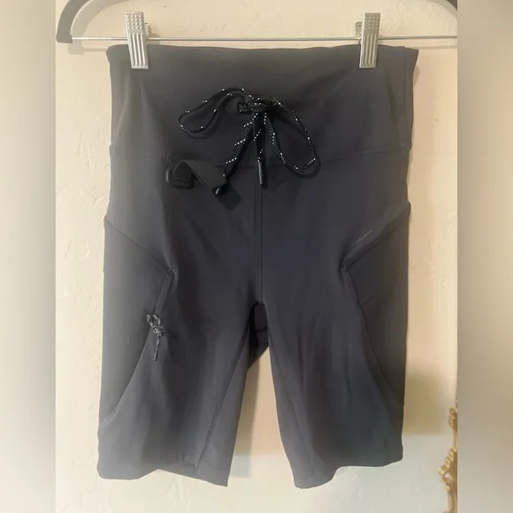 Lululemon Cargo Super-high-rise hiking short 8” (Black)
Size 6 - Picture 3 of 16